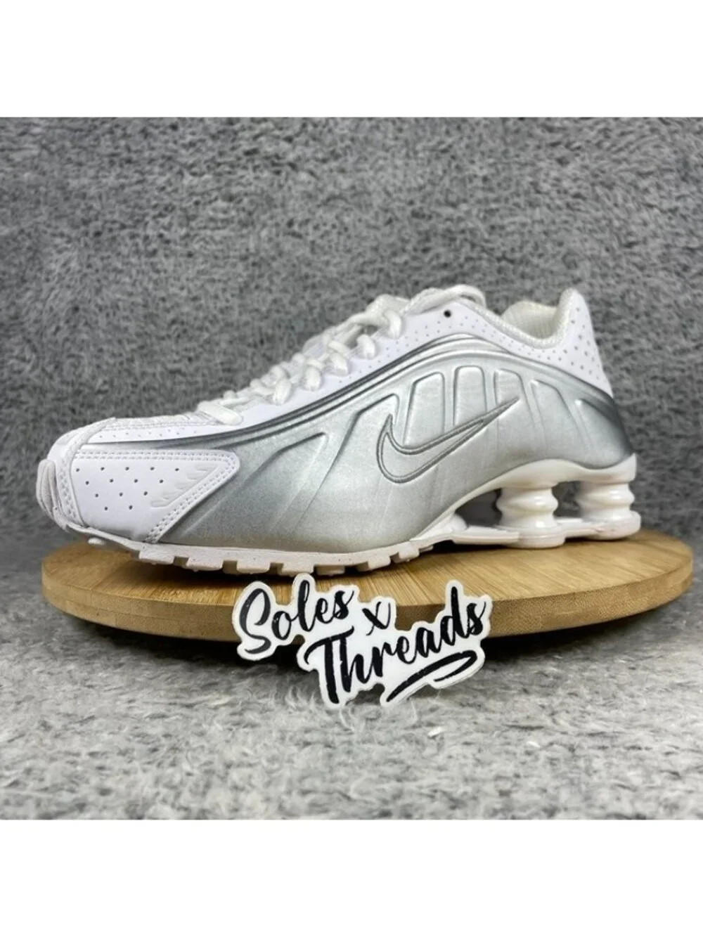 Nike Shox R4 White Metallic Silver Size 7.5 Women Sneakers AR3565-101